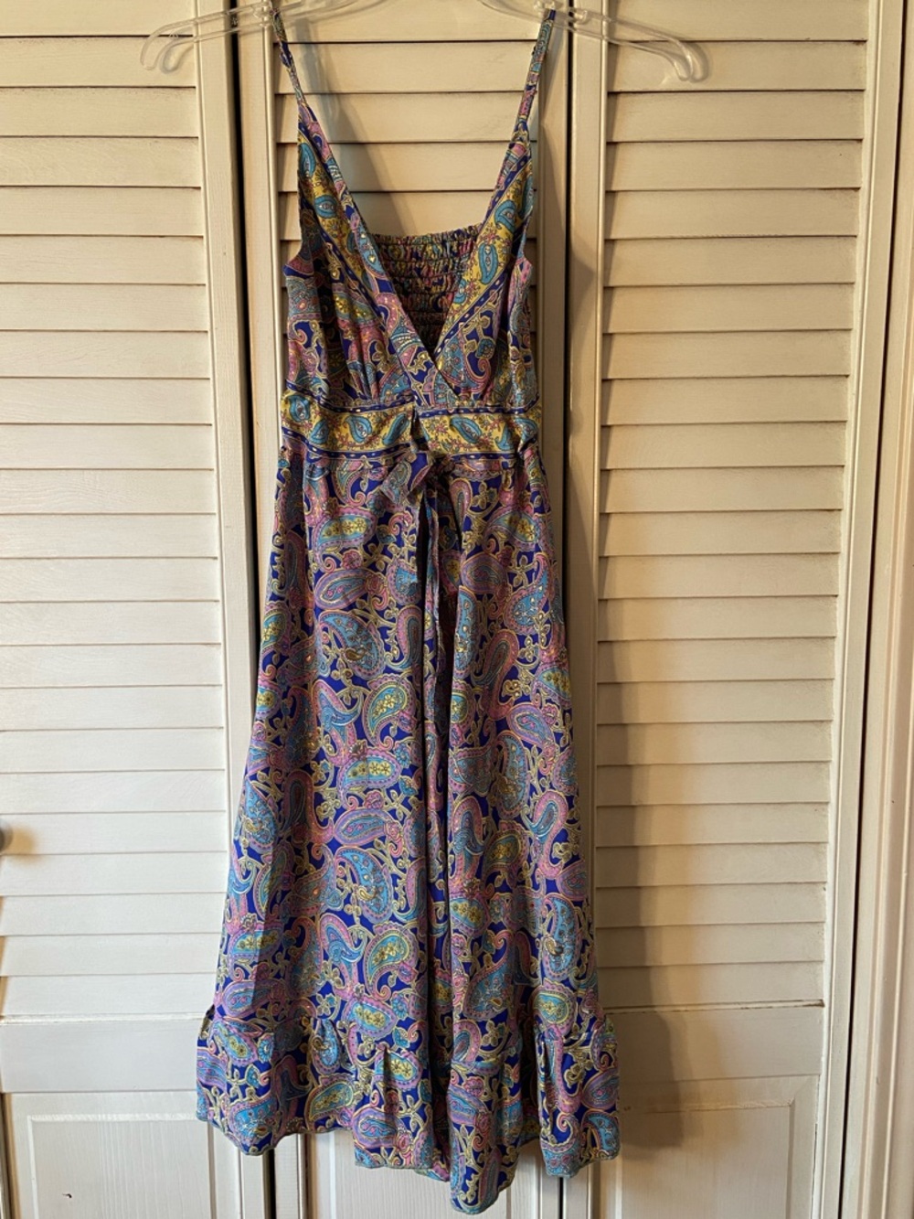 Sleeveless V-Neck Paisley Midi Dress in Multicolor